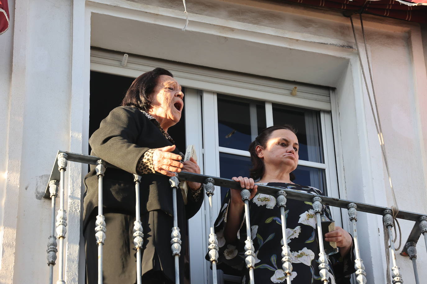 Imágenes | La pletórica Santa Faz camina con orgullo desde la Trinidad en el Martes Santo de Córdoba