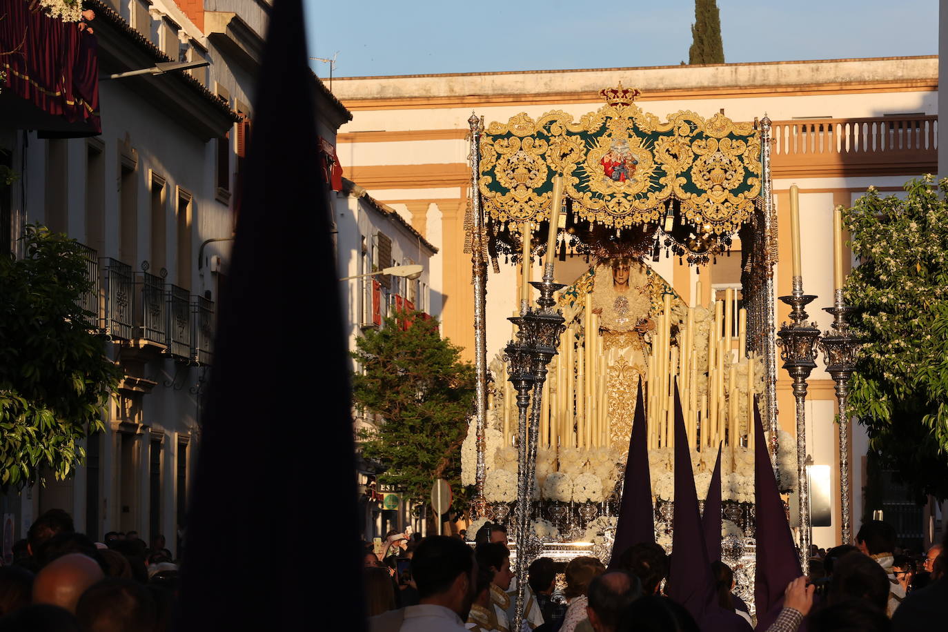 Imágenes | La pletórica Santa Faz camina con orgullo desde la Trinidad en el Martes Santo de Córdoba