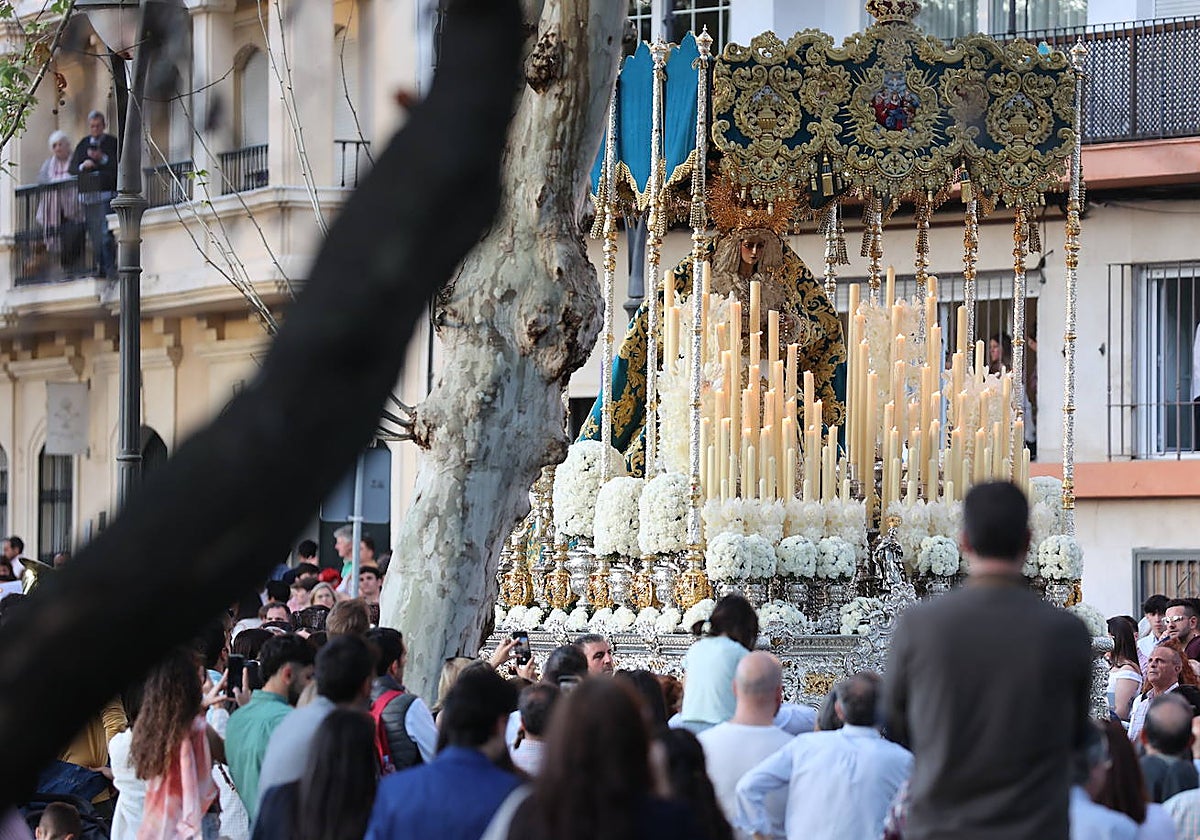 La Señora María Santísima de la Trinidad, en la salida de su templo