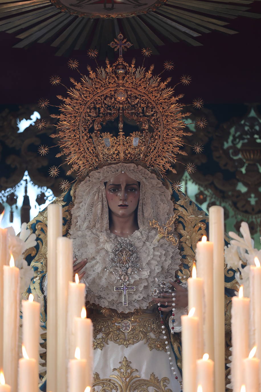 Imágenes | La pletórica Santa Faz camina con orgullo desde la Trinidad en el Martes Santo de Córdoba