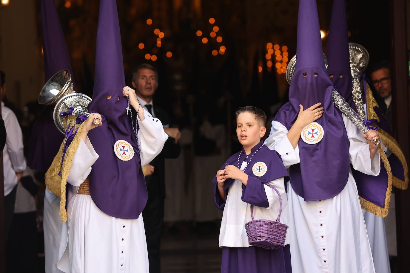 Imágenes | La pletórica Santa Faz camina con orgullo desde la Trinidad en el Martes Santo de Córdoba