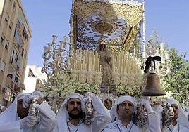 Un pleno al quince en la quiniela acompaña a la procesión de la Virgen del Rocío en Málaga este Martes Santo