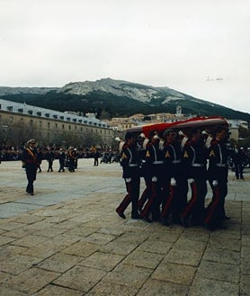 Imagen secundaria 2 - Funeral con honores de Rey en el Monasterio de San Lorenzo del Escorial como Juan III, con el que habría reinado. Don Juan Carlos no pudo contener las lágrimas, que los españoles vieron por televisión el 3 de abril de 1993