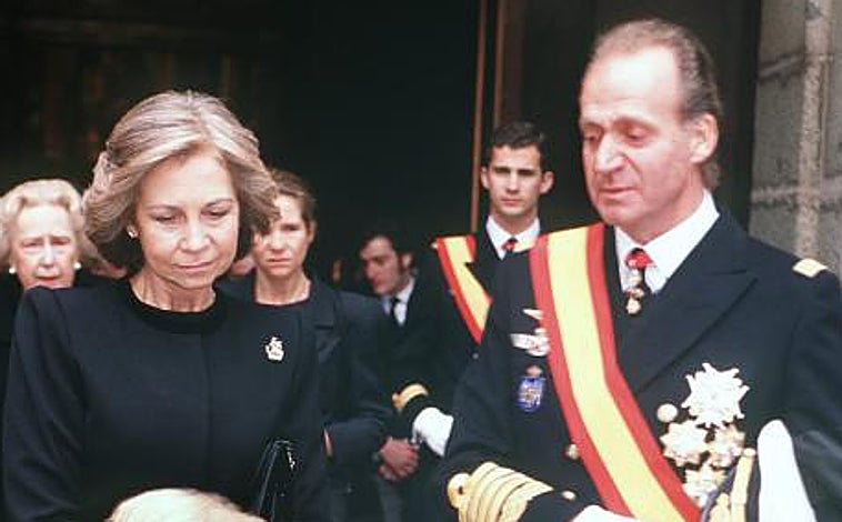 Imagen principal - Funeral con honores de Rey en el Monasterio de San Lorenzo del Escorial como Juan III, con el que habría reinado. Don Juan Carlos no pudo contener las lágrimas, que los españoles vieron por televisión el 3 de abril de 1993
