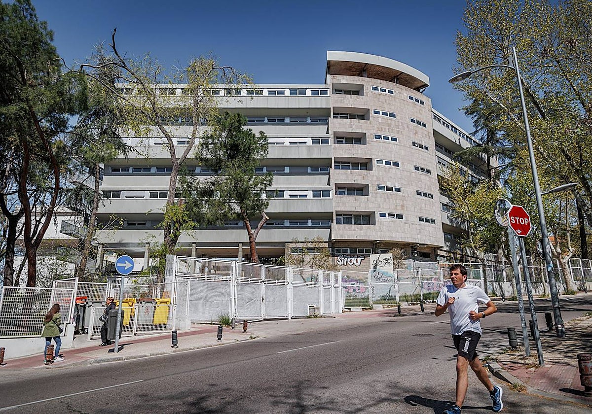 Exterior del colegio mayor San Juan Evangelista, 'El Johnny', abandonado desde 2014