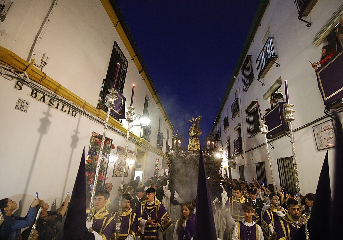 Jesús de Pasión por la calle central de San Basilio
