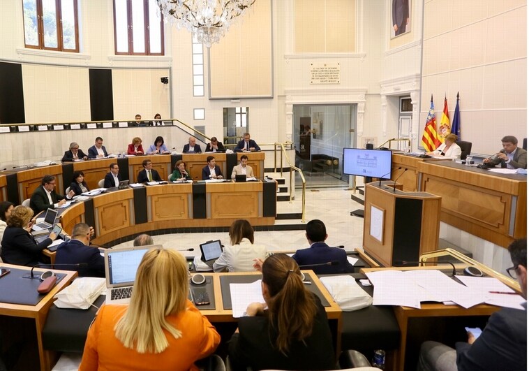 La Diputación de Alicante aprueba invertir 20 millones en mejorar la red viaria provincial y los caminos municipales
