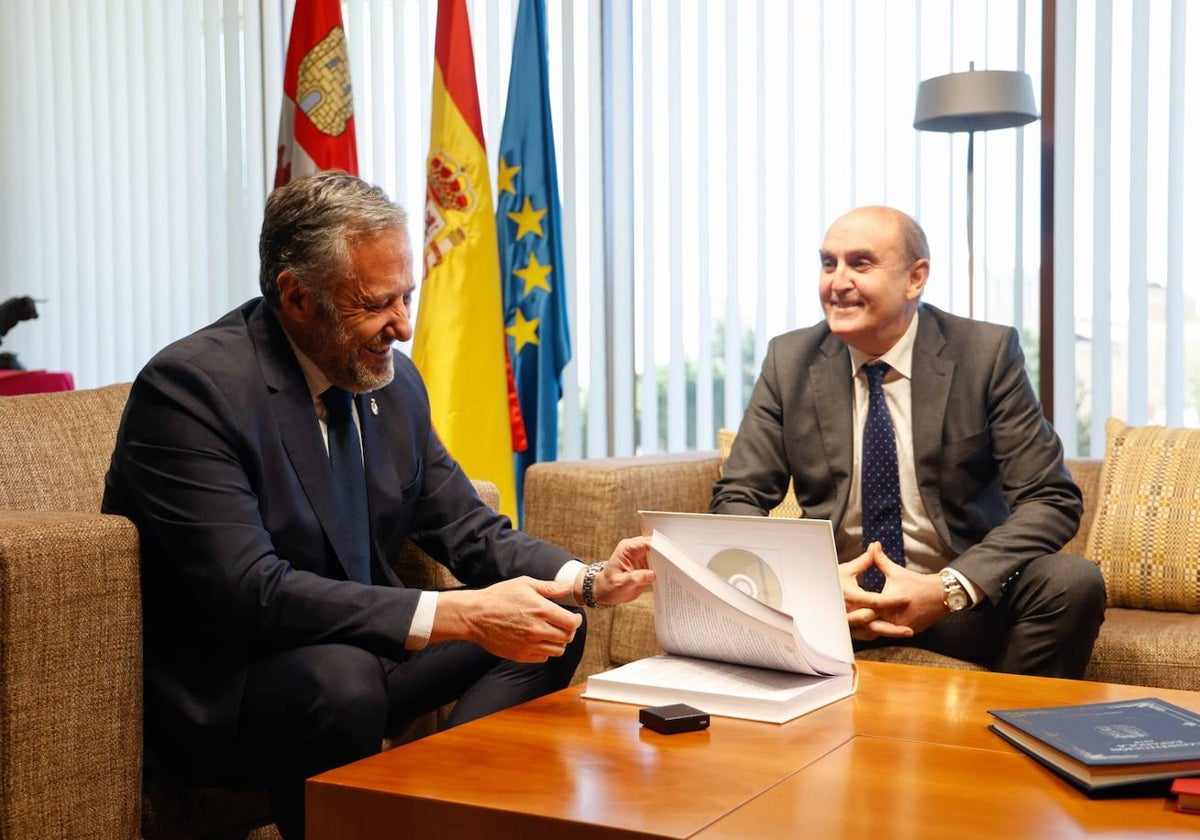 Tomás Quintana, junto al presidente de las Cortes, Carlos Pollán