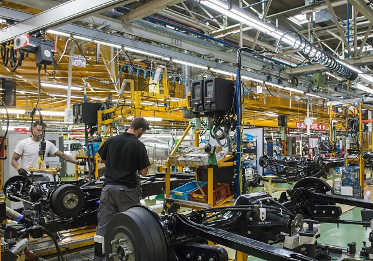 Un operario trabajando en una fábrica de vehículos/
