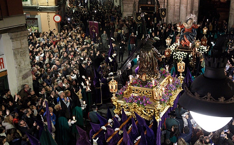 Imagen principal - Arriba, encuentro con la Vera Cruz