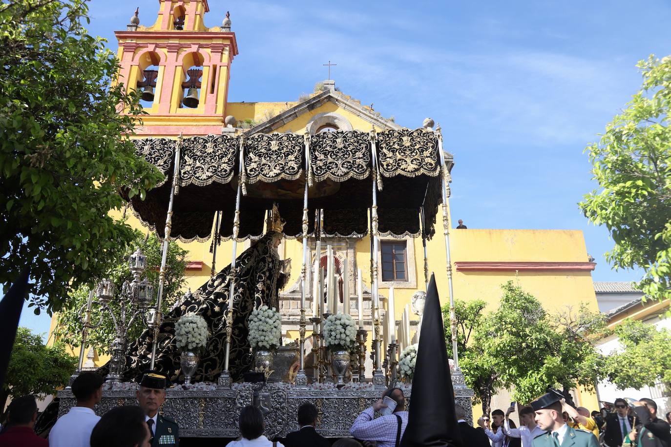 Las estampas del peso de los siglos en el Caído