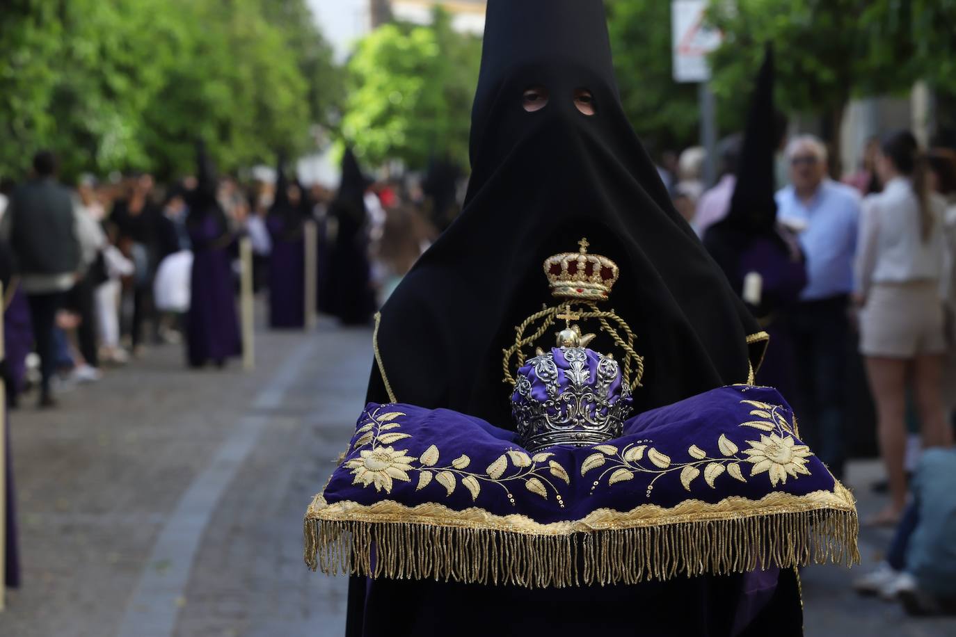 Las estampas del peso de los siglos en el Caído