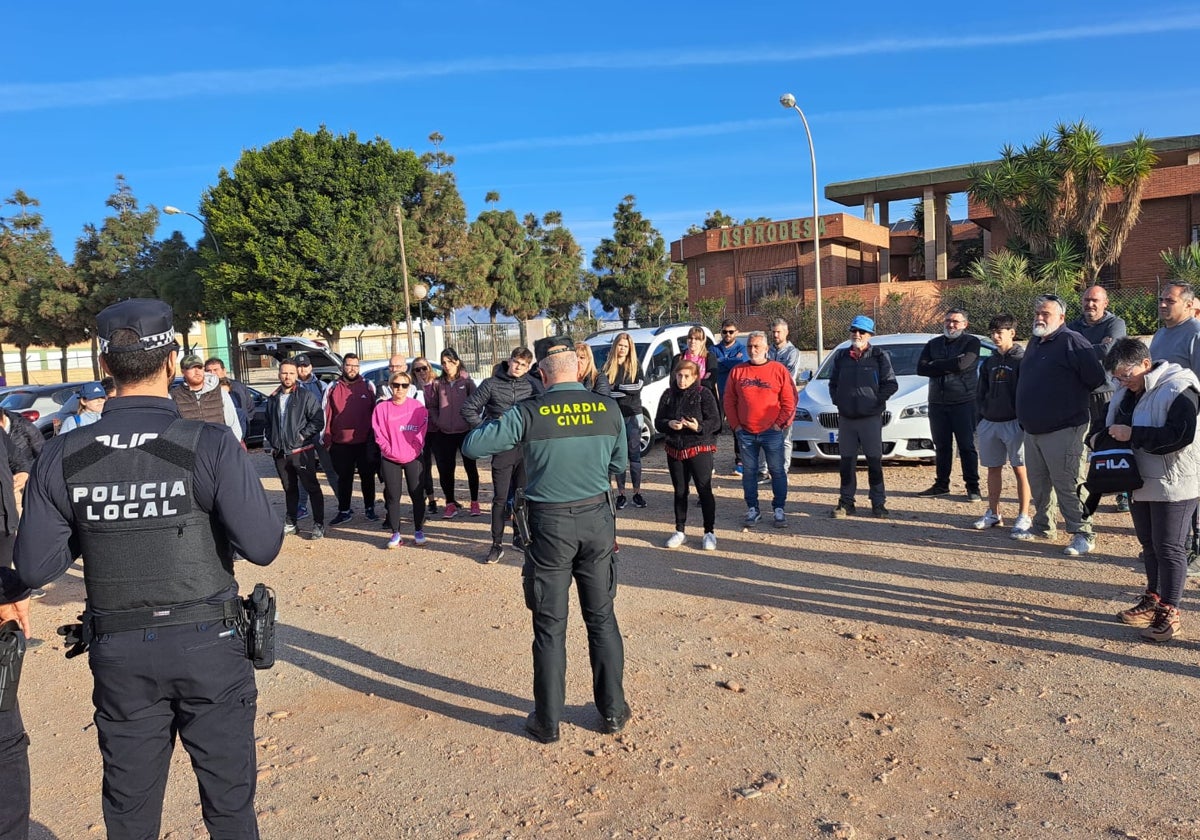 La Guardia Civil coordina a los participantes en el operativo de búsqueda en El Ejido.