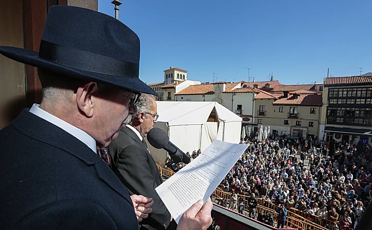 Imagen principal - Pregón y salida a caballo de la cofradía de las Siete Palabras de Jesús en la Cruz