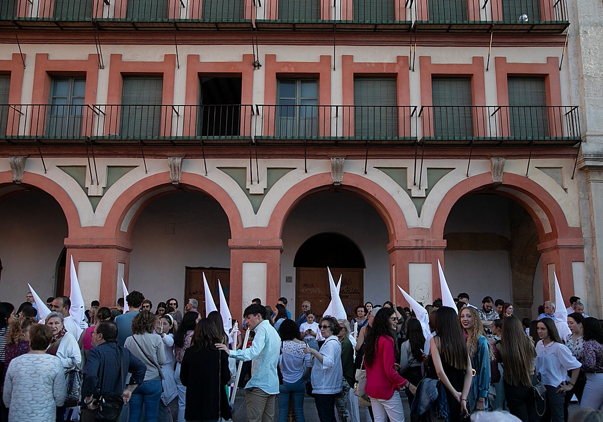 Público en la plaza de la Corredera a la espera del paso de la hermandad de la Misericordia