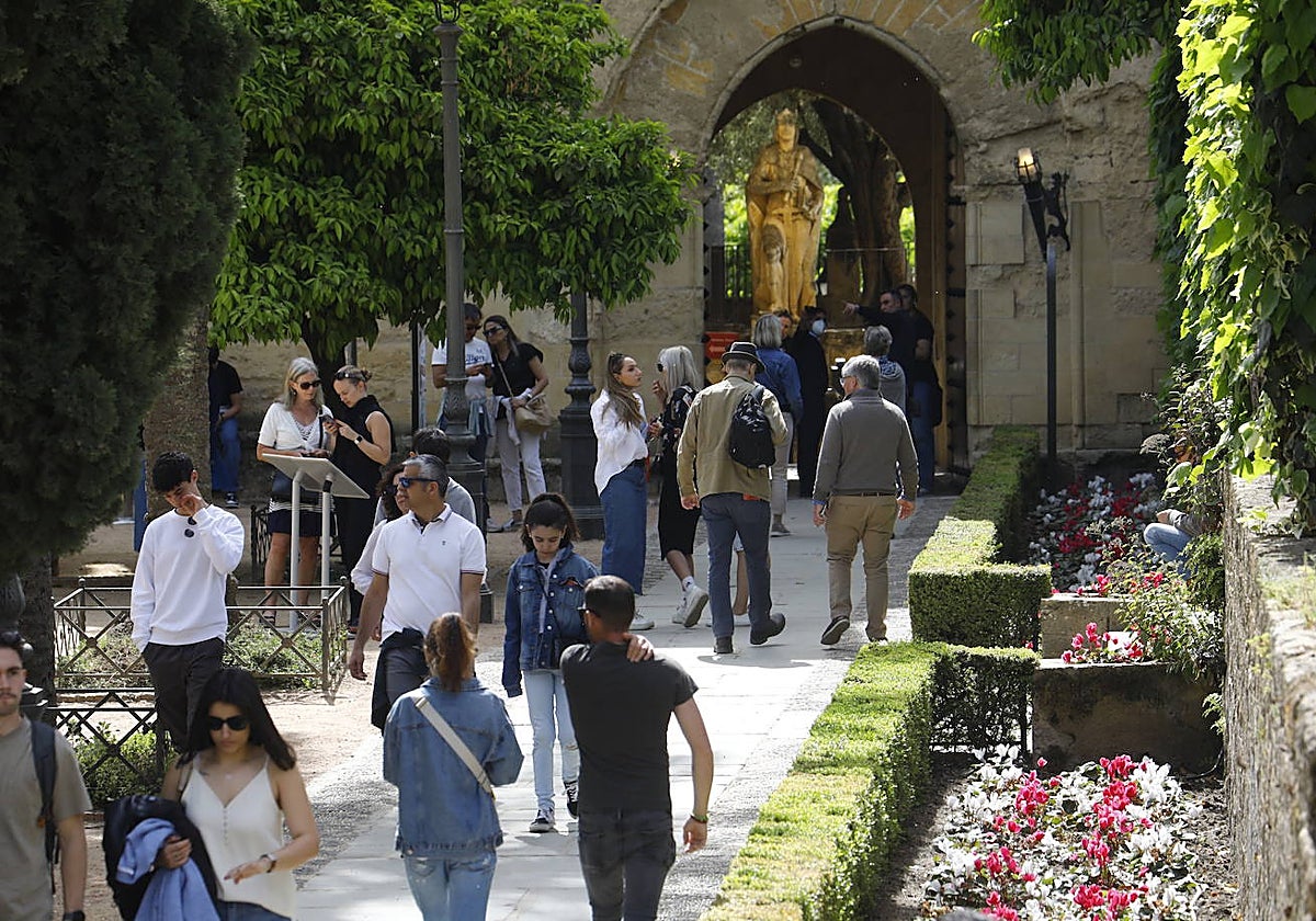 Turistas en el Alcázar de los Reyes Cristianos en Córdoba