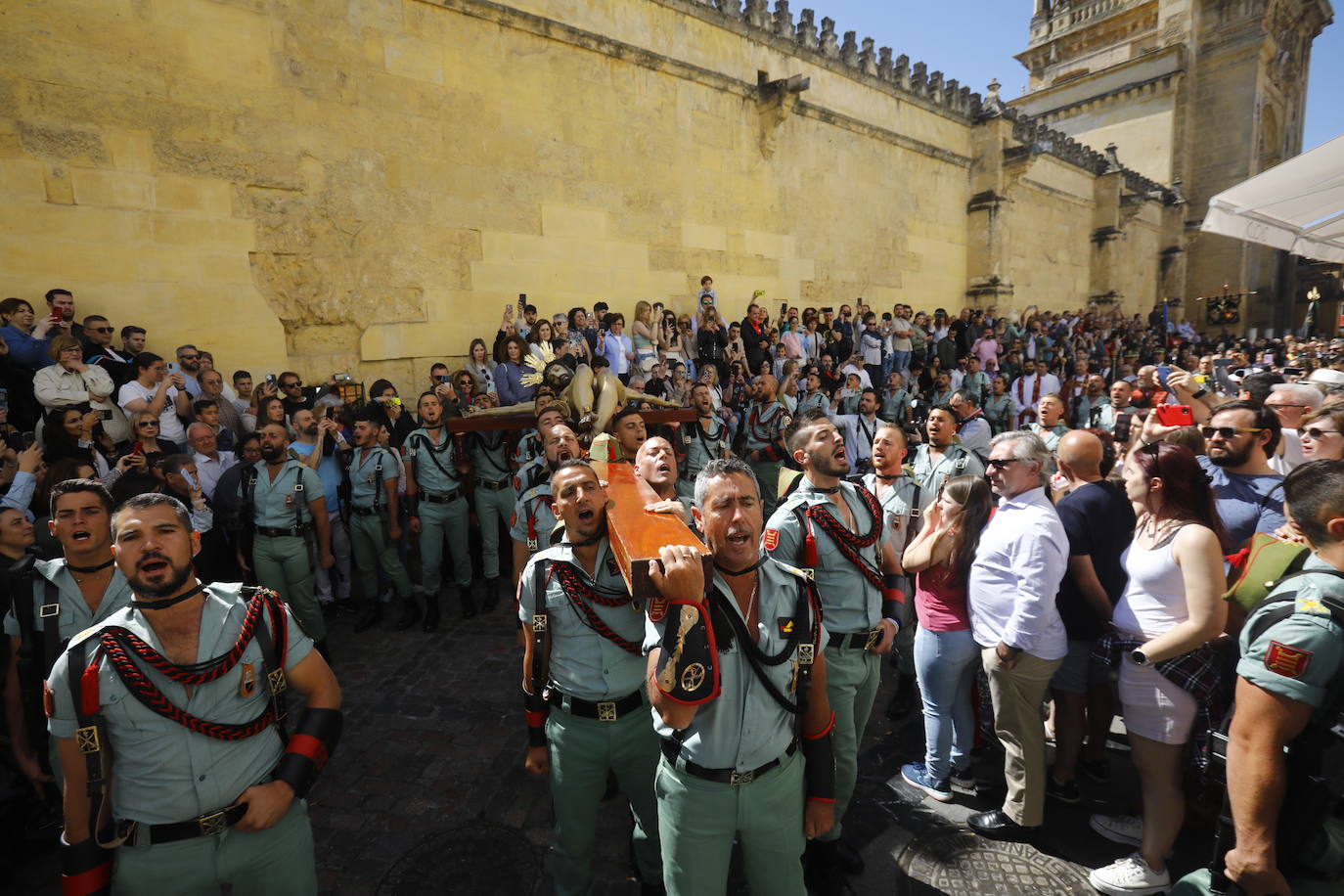 Semana Santa de Córdoba 2023 | El esperado vía crucis del Señor de la Caridad, en imágenes