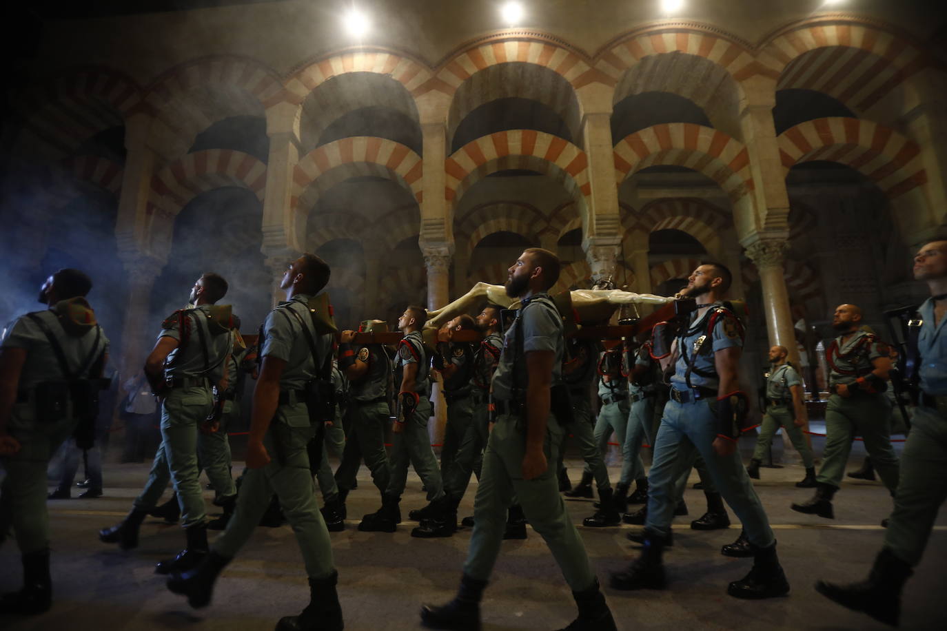 Semana Santa de Córdoba 2023 | El esperado vía crucis del Señor de la Caridad, en imágenes