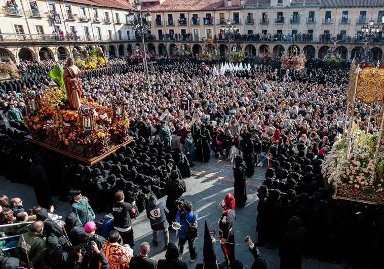 San Juan se arrodilla ante la Dolorosa en León