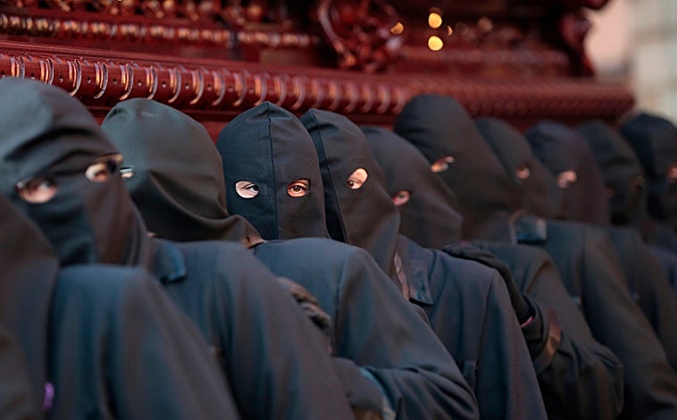 Imagen principal - San Juan se arrodilla ante la Dolorosa en León