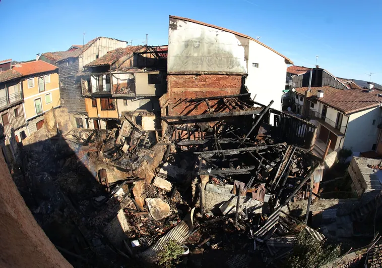 Extinguido el incendio  de La Alberca que afectó a  nueve viviendas