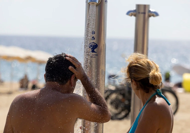 Barcelona limita el uso de las duchas en la playa por la sequía