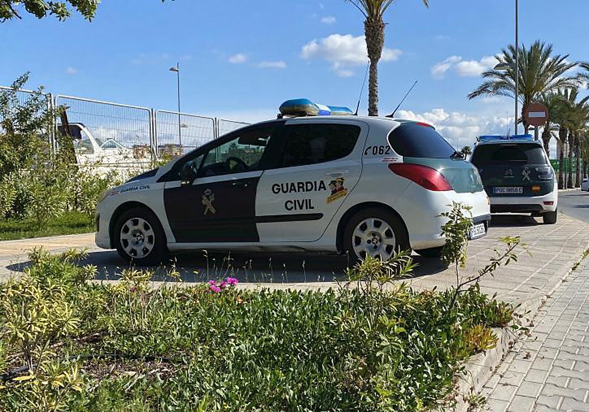 Imagen de archivo de dos coches patrulla de la Guardia Civil