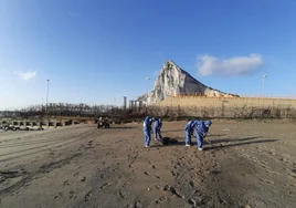 Llegan restos del vertido del OS 35 a una playa de La Línea de la Concepción