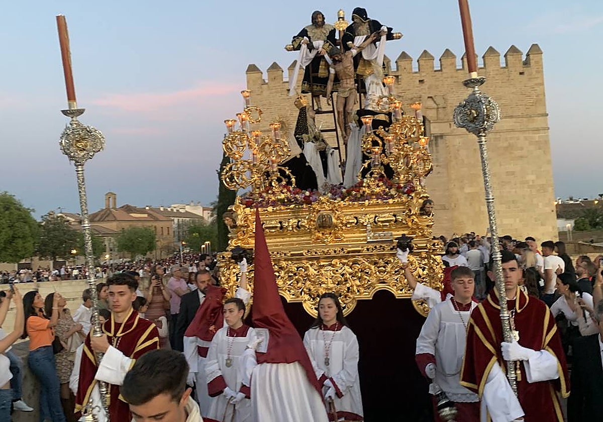 El Descendimiento, realizando estación de penitencia por el Puente Romano