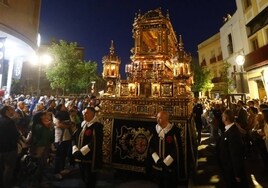 El deslumbrante procesionar del Santo Sepulcro, en imágenes