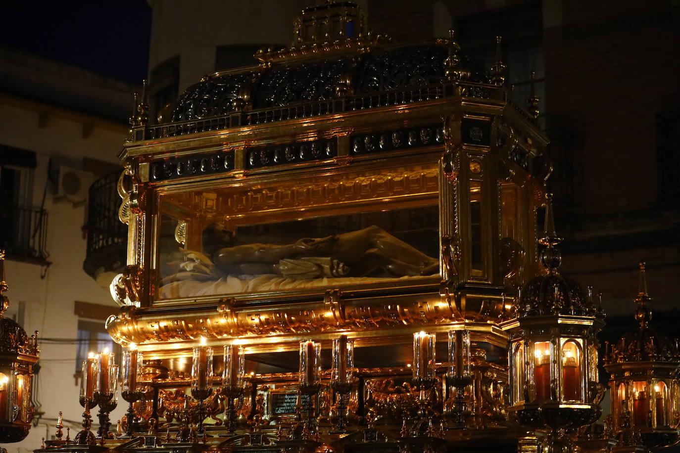 El deslumbrante procesionar del Santo Sepulcro, en imágenes