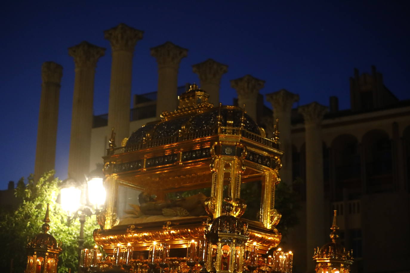 El deslumbrante procesionar del Santo Sepulcro, en imágenes