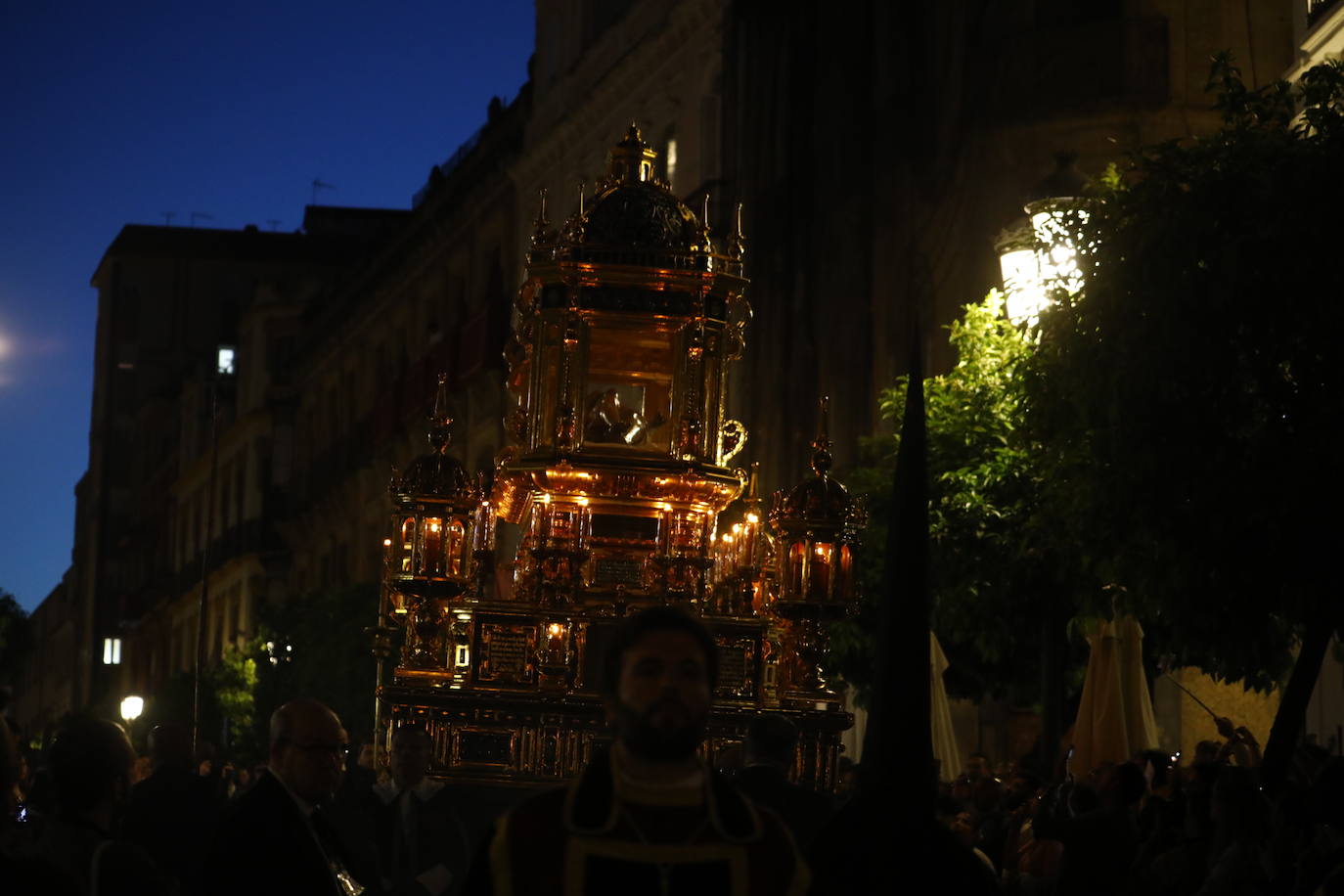 El deslumbrante procesionar del Santo Sepulcro, en imágenes