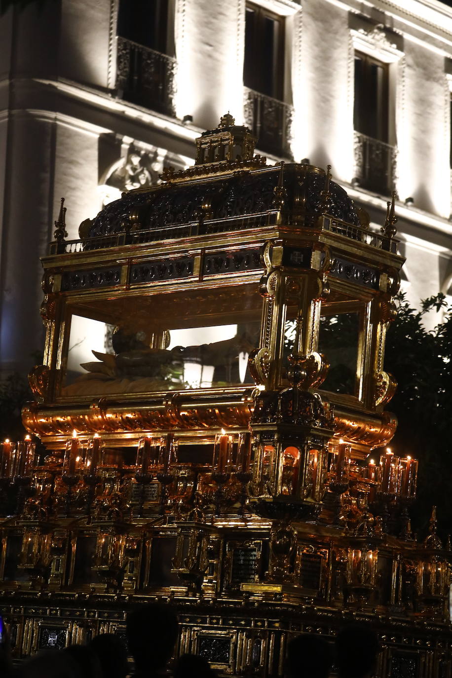 El deslumbrante procesionar del Santo Sepulcro, en imágenes