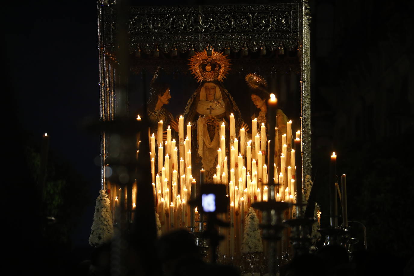 El deslumbrante procesionar del Santo Sepulcro, en imágenes