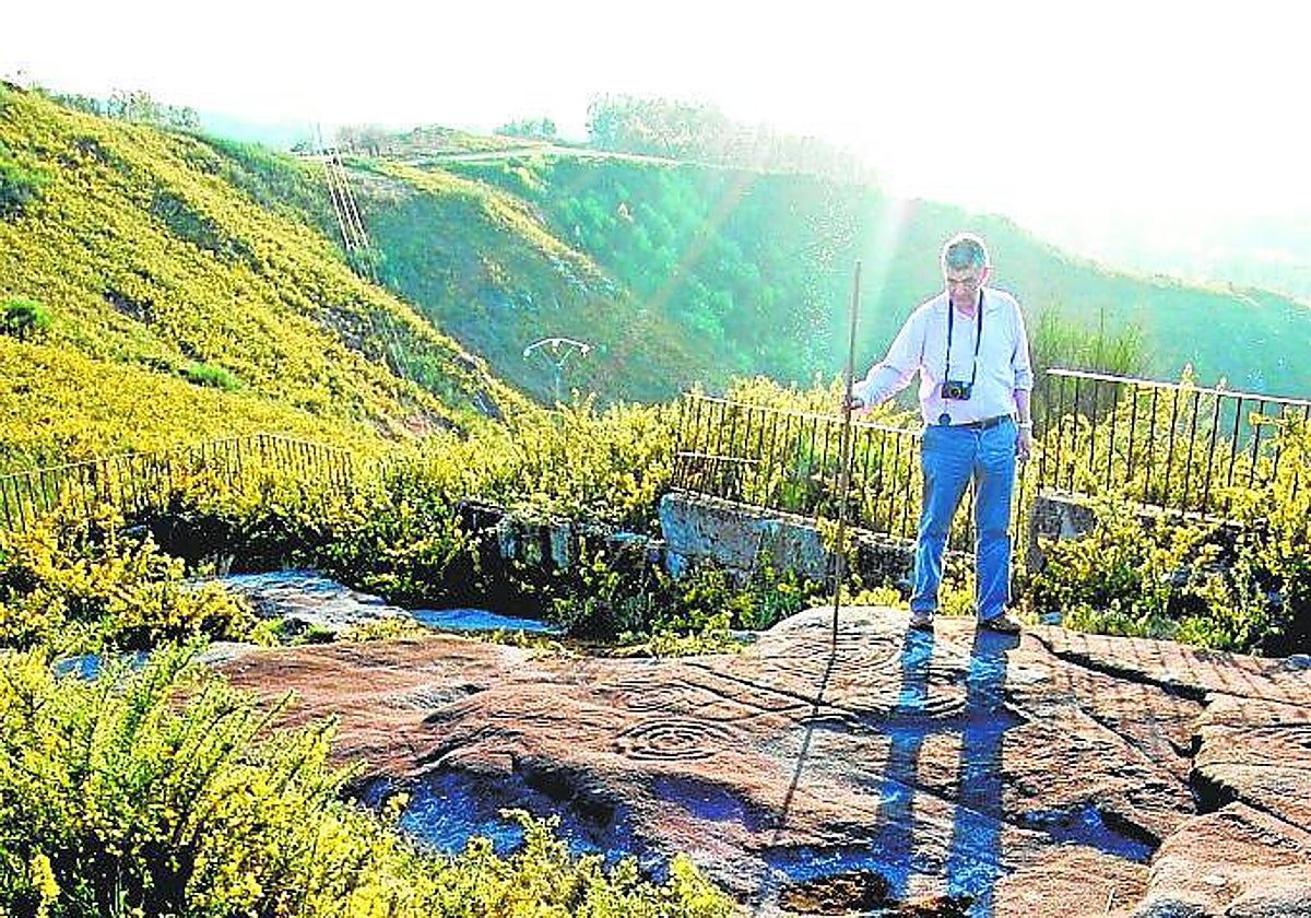 Jose Luis Galovart, en Cotobade, ante un petroglifo