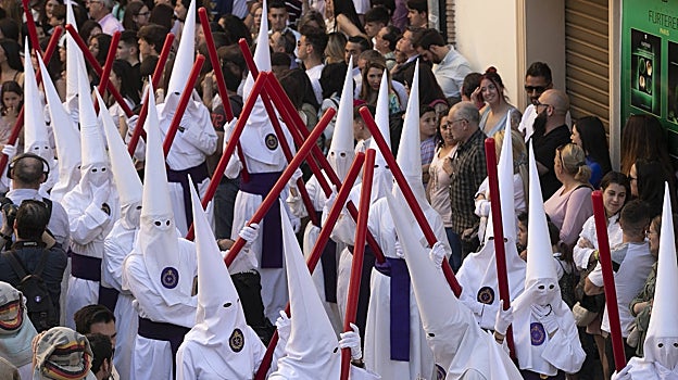 Nazarenos de la Misericordia al salir de San Pedro