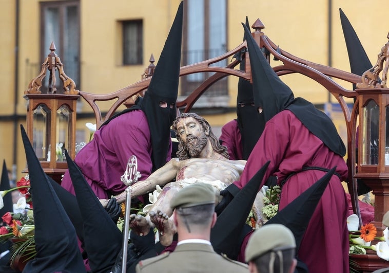 El acto del Desenclavo desciende a Jesús de la cruz y ofrece su cuerpo a su madre