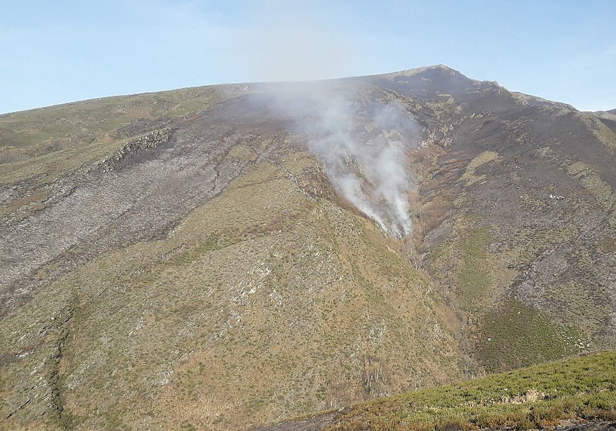 Imagen del incendio en La Baña (León), antes de darse por estabilizado