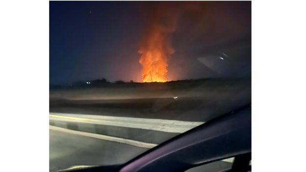 Imagen de la columna de fuego captada desde un vehículo que circulaba por la AP-7