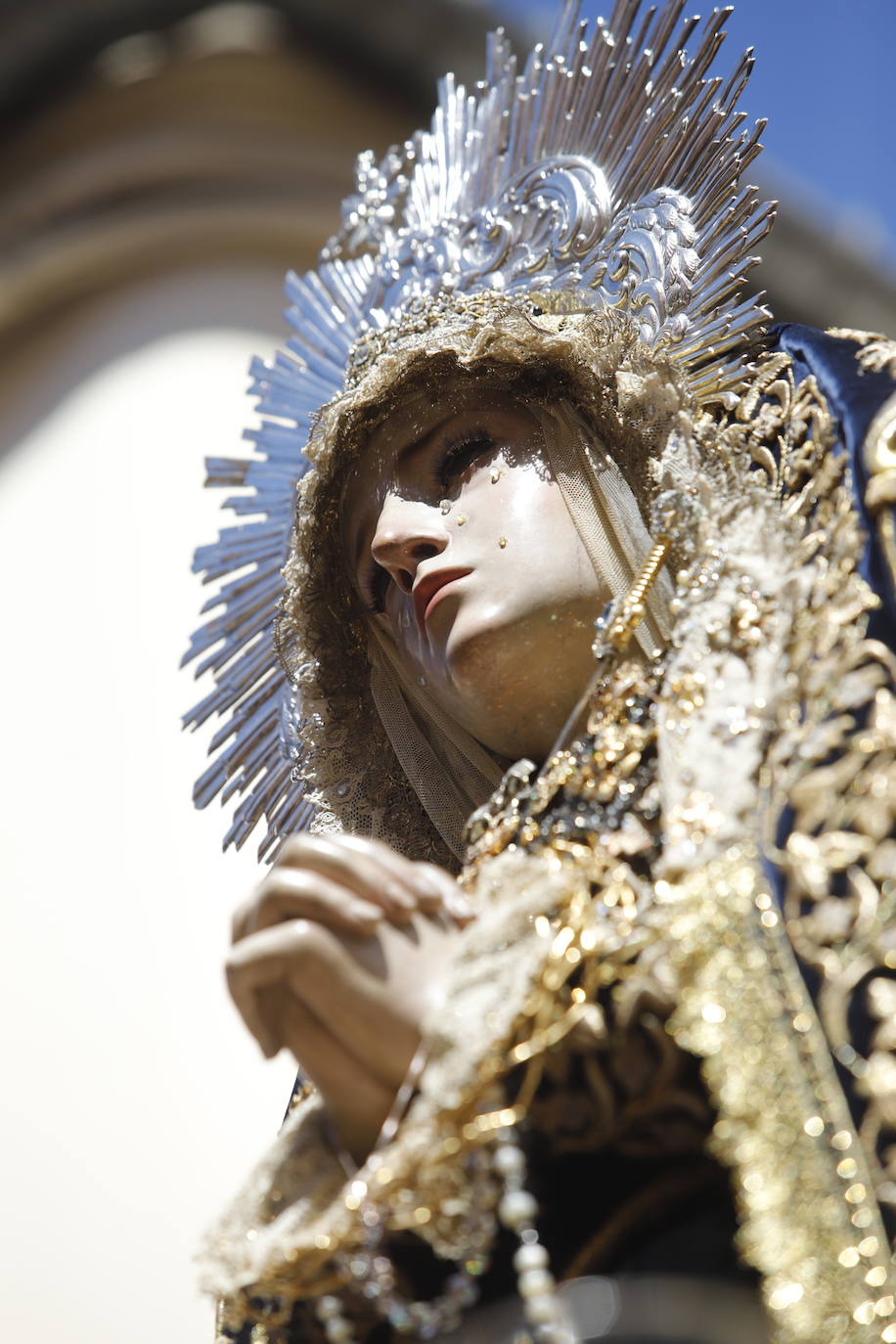 La emocionante procesión de la Virgen de la Soledad de Cabra, en imágenes