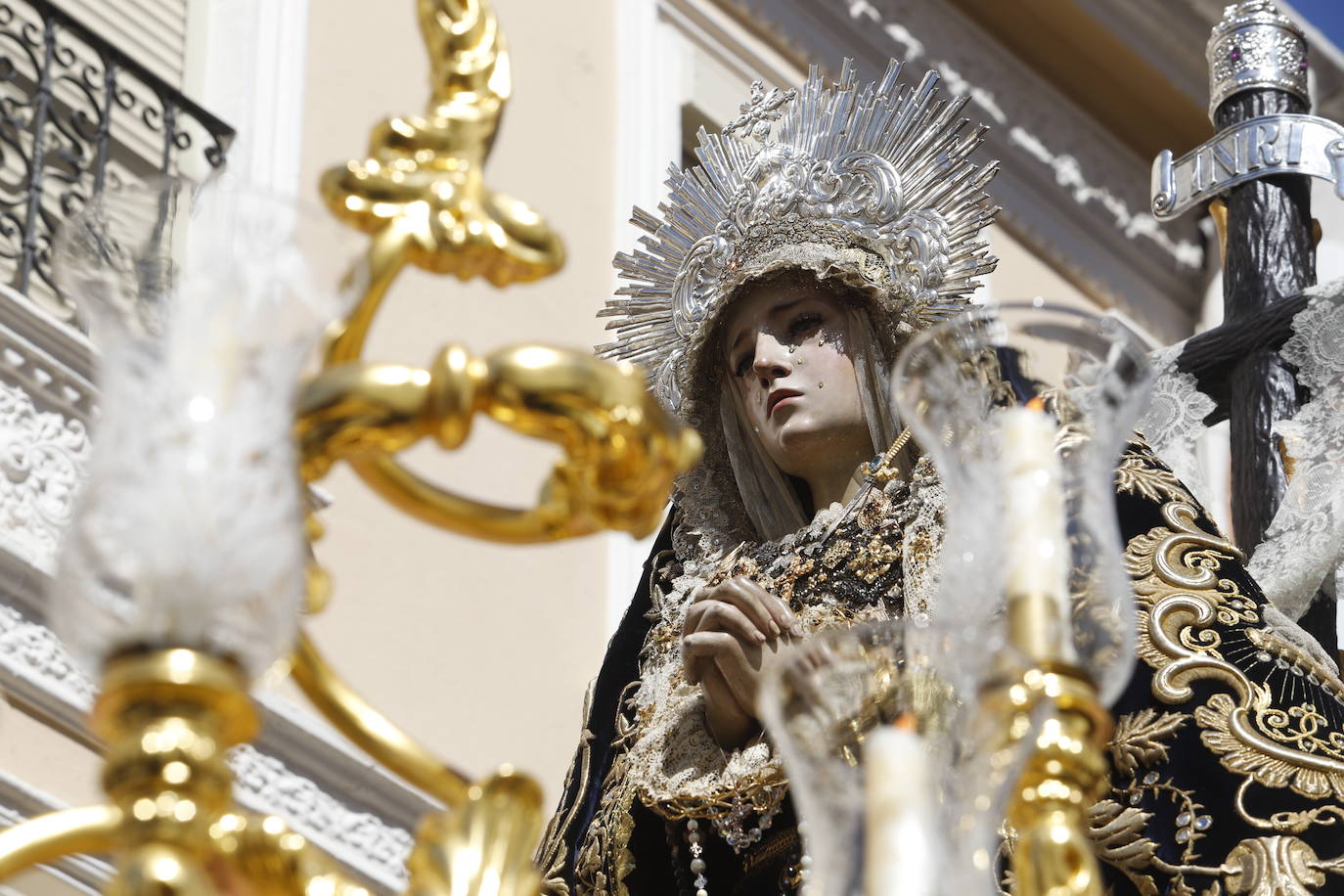 La emocionante procesión de la Virgen de la Soledad de Cabra, en imágenes