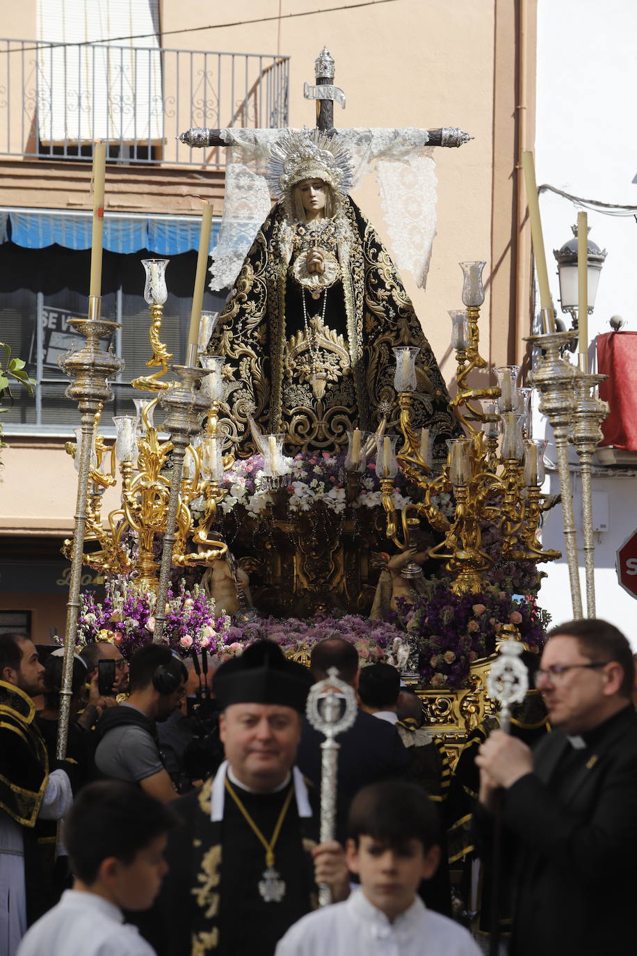 La emocionante procesión de la Virgen de la Soledad de Cabra, en imágenes