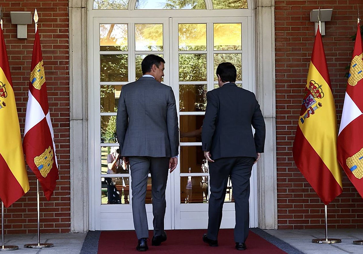 Pedro Sánchez y Alfonso Fernández Mañueco entran en el Palacio de La Moncloa antes del único encuentro bilateral entre ambos presidentes, en julio de 2022