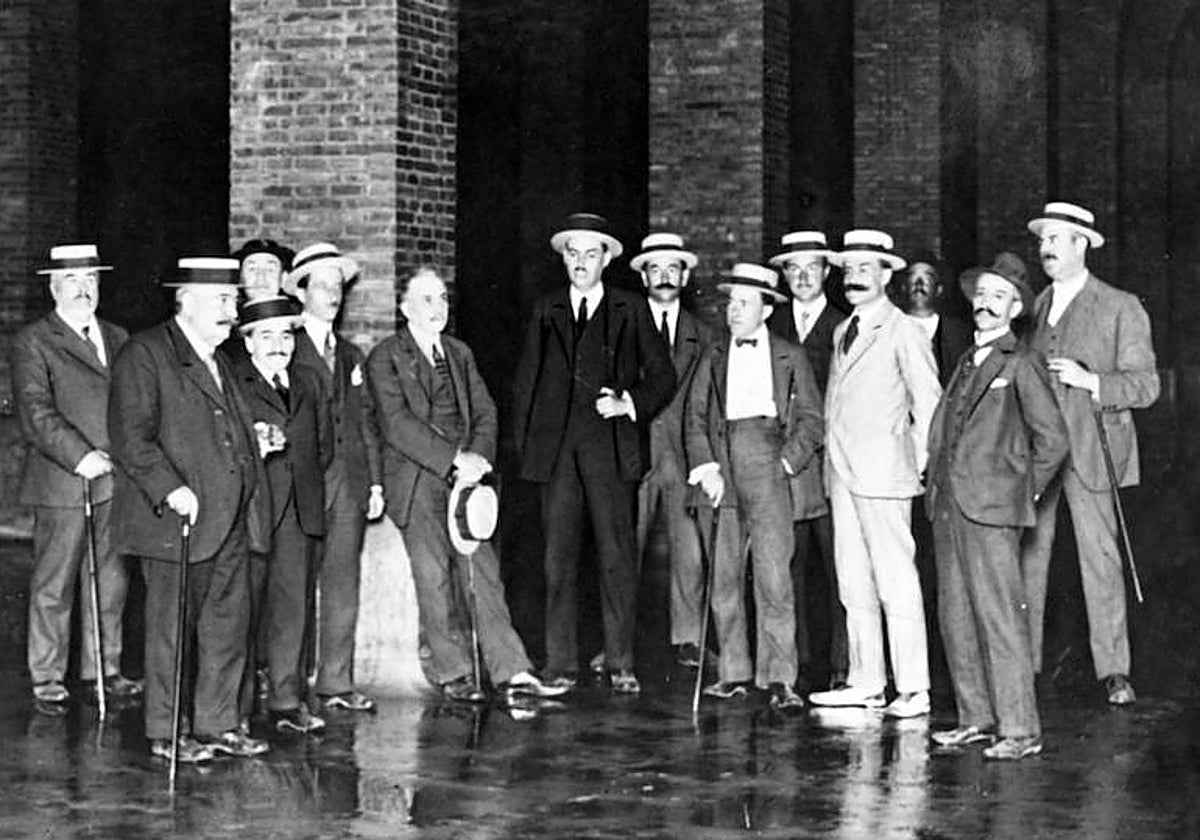 1 de julio de 1917: el director del Canal de Isabel II, Ramón de Aguinaga, visita el interior del tercer depósito con un grupo de periodistas