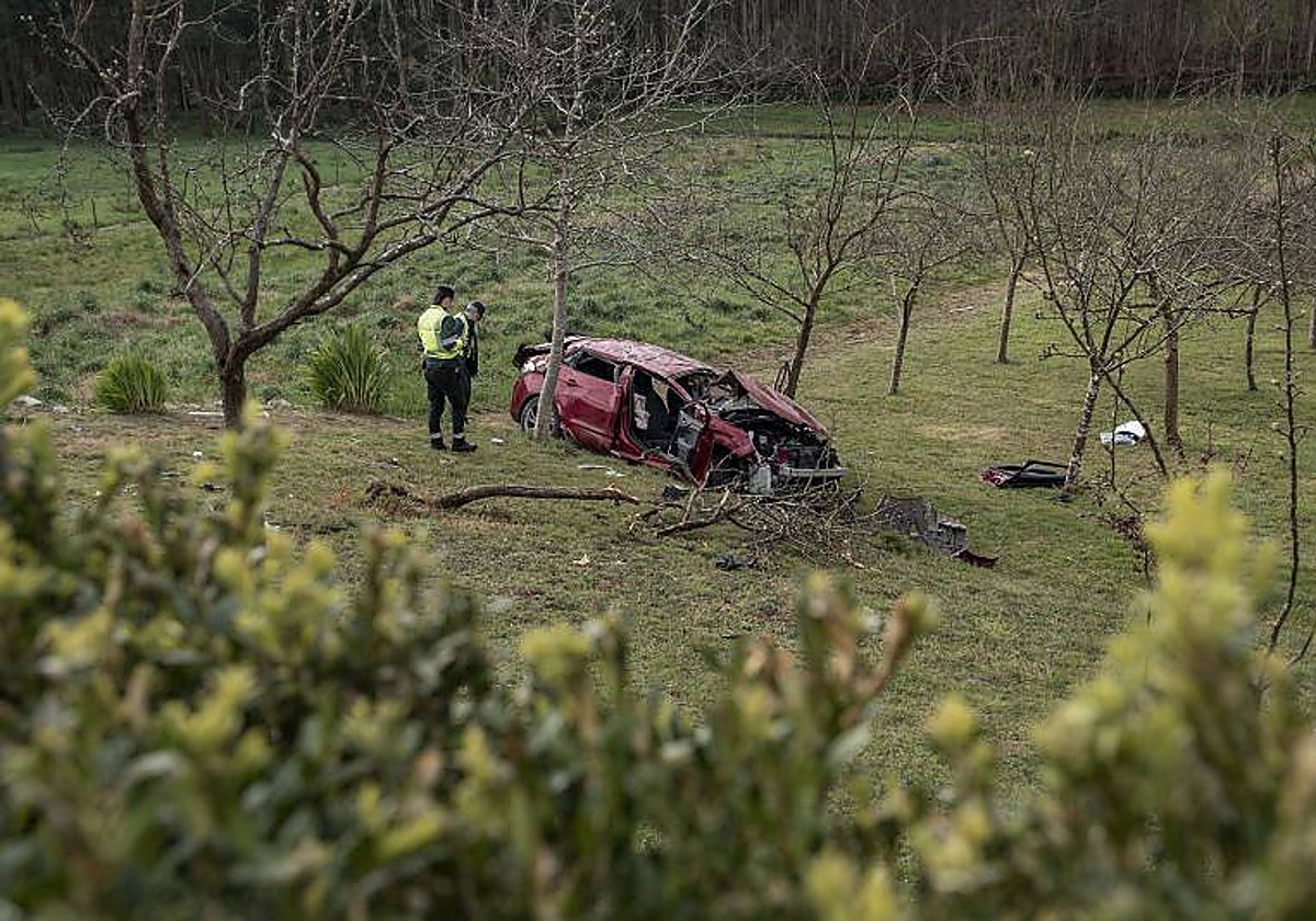 Aspecto en el que quedó el vehículo en el que viajaban los jóvenes accidentados en Xove