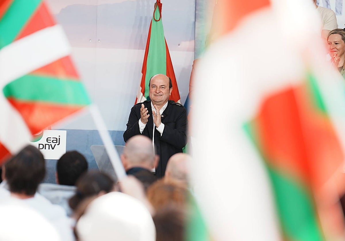 Andoni Ortuzar aplaude en un momento del acto organizado por el PNV