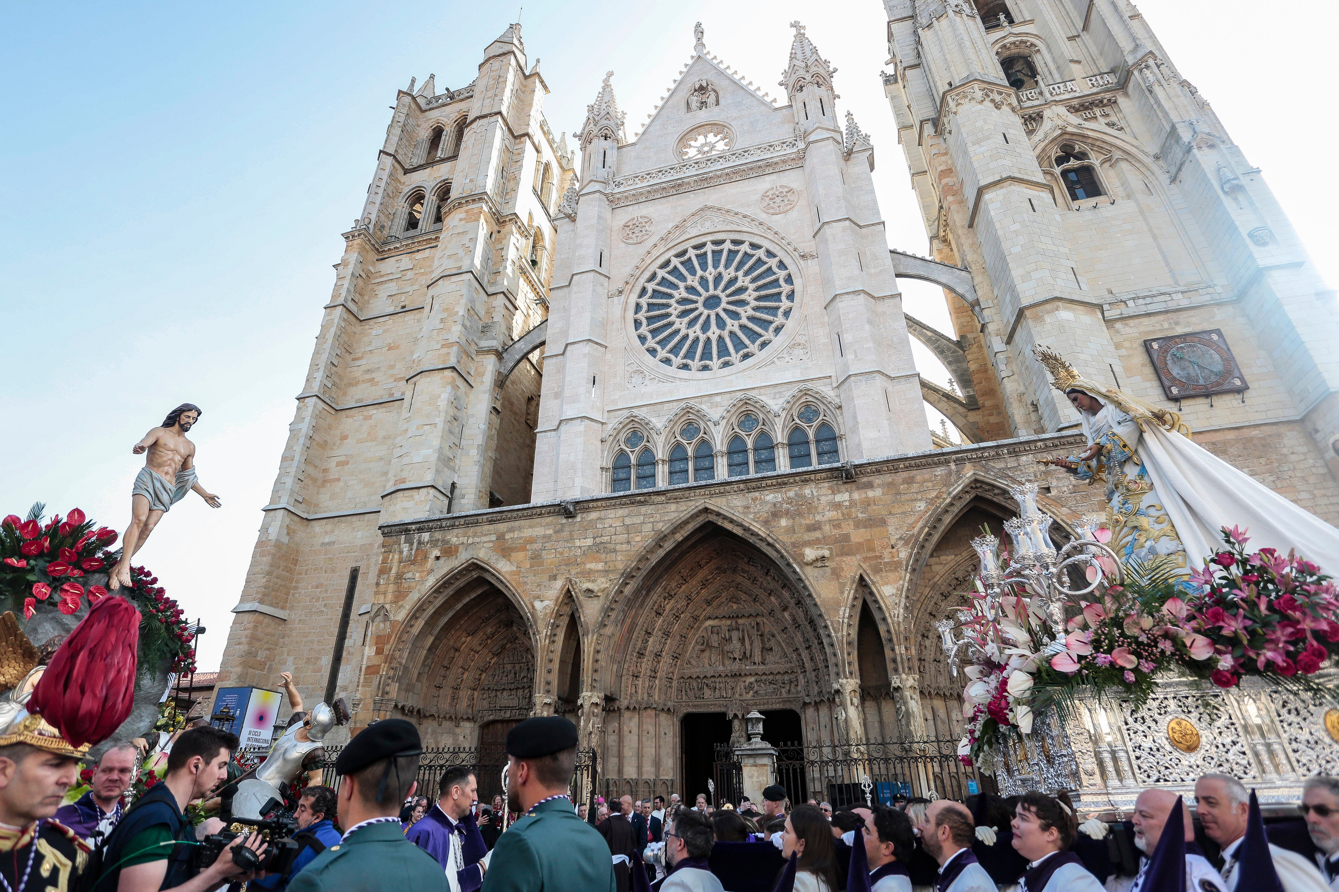 León- La Procesión del Encuentro de León viste de blanco a la Virgen y la corona como Reina de los Cielos para celebrar la Resurrección