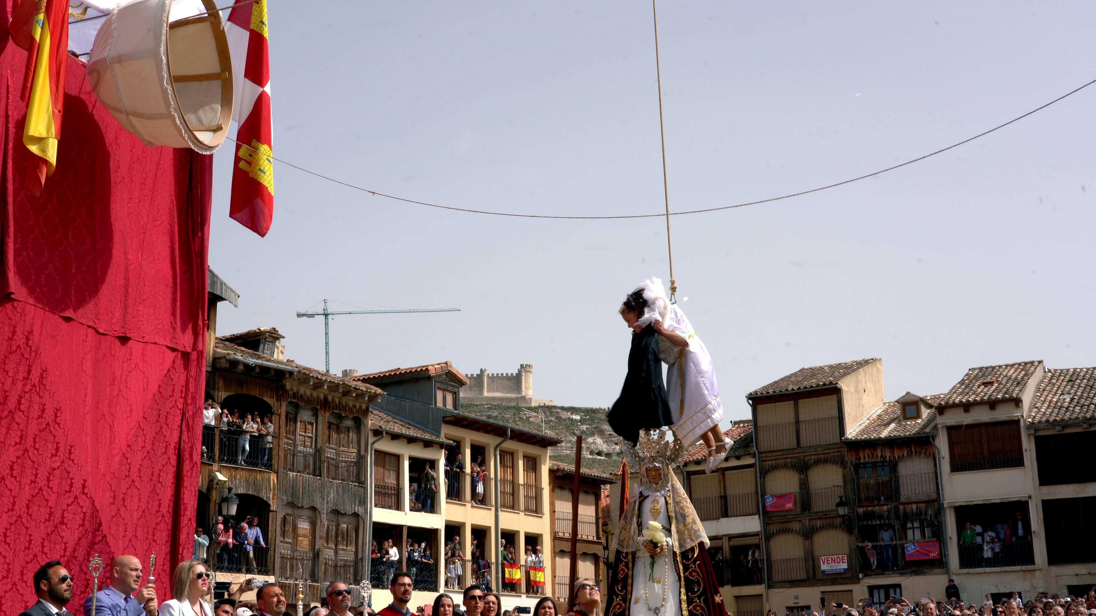 Peñafiel- Bajada del Ángel en este Domingo de Resurrección en la legendaria Plaza del Coso