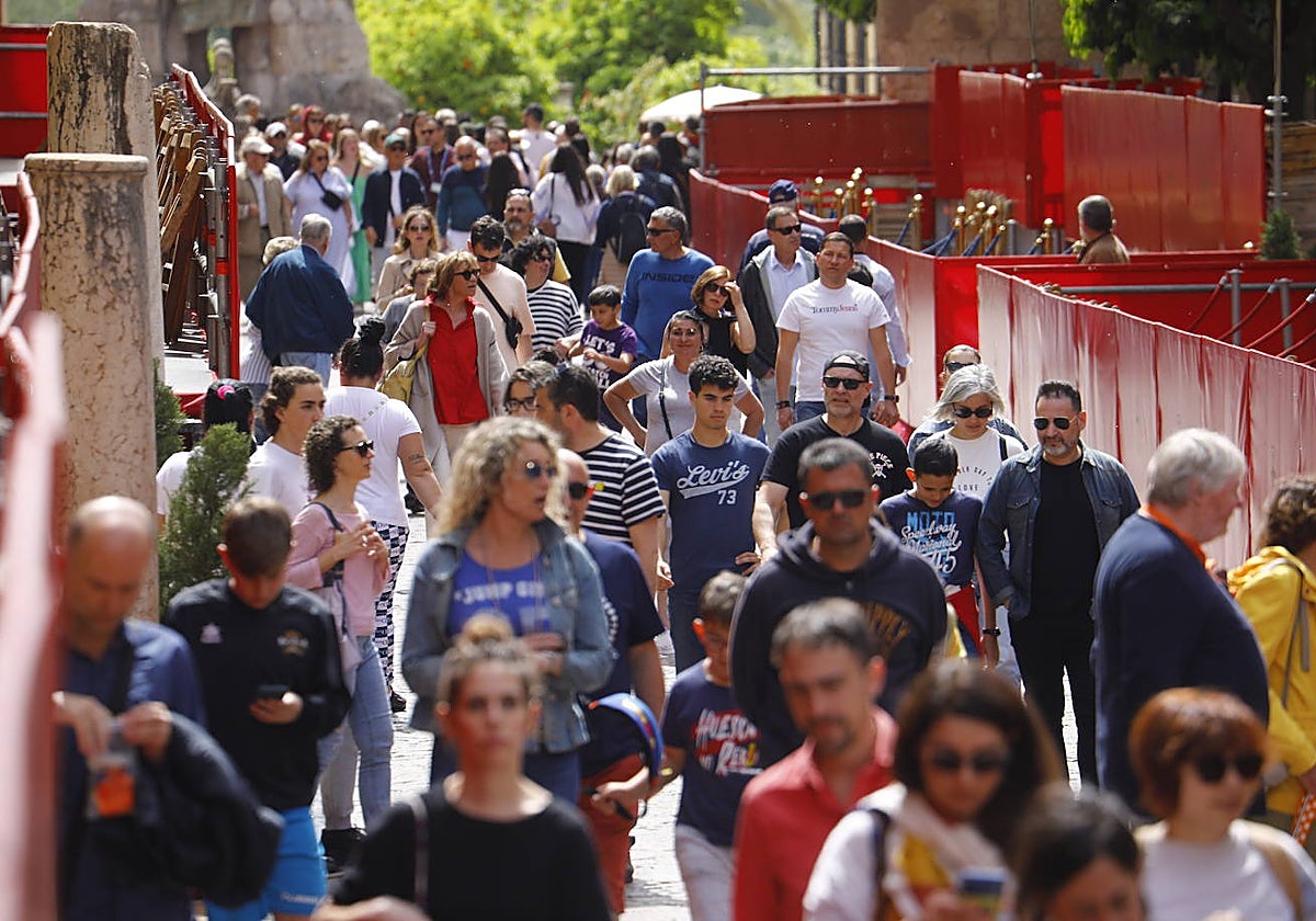 Turistas recorren en la mañana de un día Semana Santa el lugar por el que pasa la carrera oficial